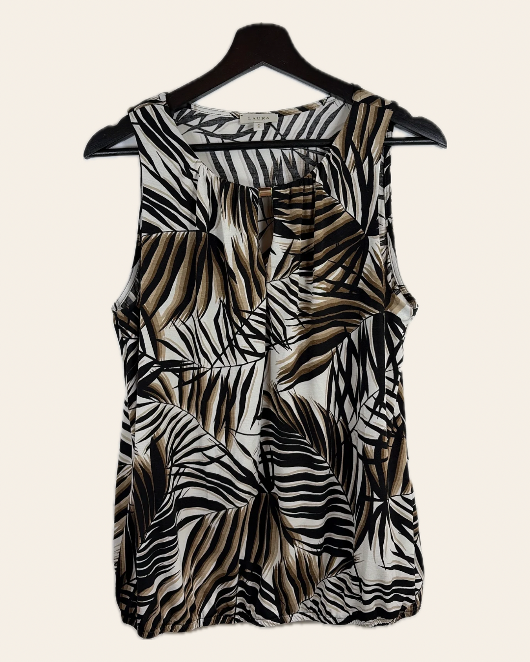 Camisole Laura, Médium